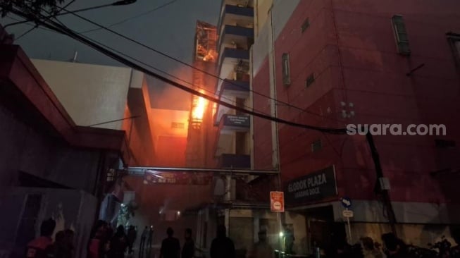 Puing Runtuhan Hambat Pencarian Korban Kebakaran Glodok Plaza