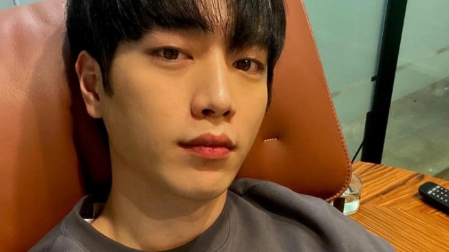 4 Gaya Kasual Simpel ala Seo Kang Joon yang Wajib Dicoba untuk Daily Look