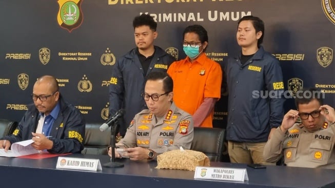 Pelaku penusukan artis Sandy Permana, Nanang Irawan atau Nanang Gimbal dalam giat rilis di Mapolda Metro Jaya, Jakarta, Kamis (16/1/2025) [Suara.com/Adiyoga Priyambodo].