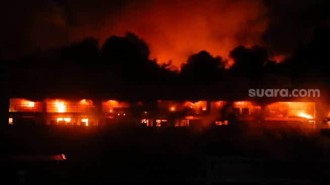 Penampakan Gedung Glodok Plaza yang terbakar di Jakarta, Kamis (16/1/2025) dini hari [Suara.com/Alfian Winanto]