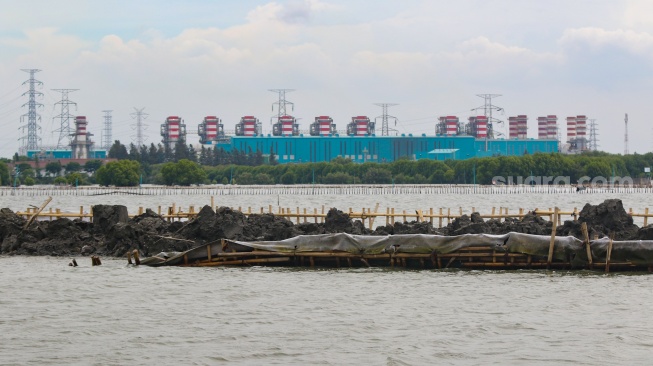 Penampakan pagar laut yang berada di kawasan perairan Tarumajaya, Bekasi, Jawa Barat, Kamis (16/1/2025). [Suara.com/Alfian Winanto]