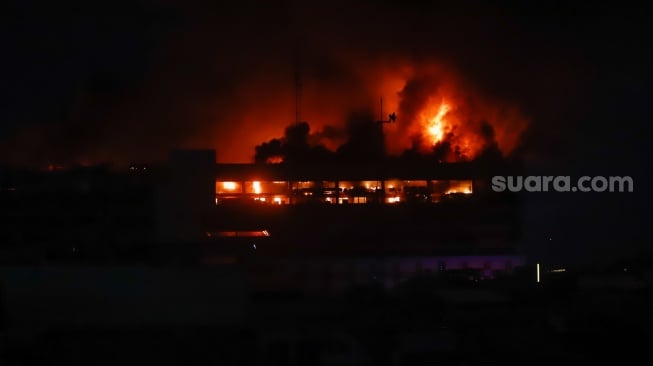 Penampakan Gedung Glodok Plaza yang terbakar di Jakarta, Kamis (16/1/2025) dini hari [Suara.com/Alfian Winanto]