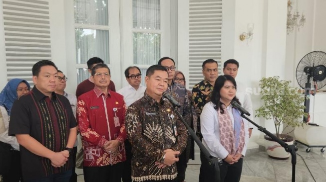 Tim Transisi Gubernur dan Wakil Gubernur terpilih, Pramono Anung-Rano Karno menemui Penjabat (Pj) Gubernur DKI Jakarta Teguh Setyabudi di Balai Kota DKI, Kamis (16/1/2025). (Suara.com/Fakhri)