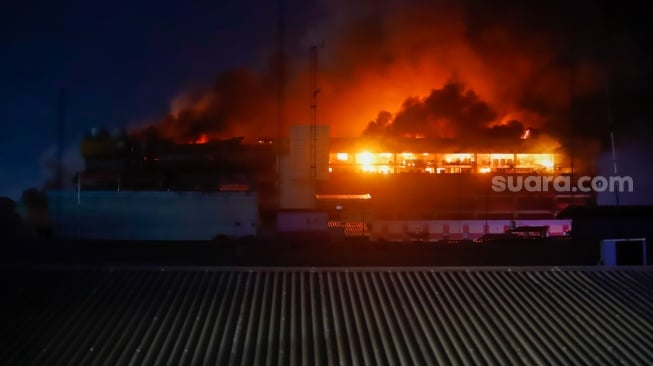 Penampakan Gedung Glodok Plaza yang terbakar di Jakarta, Kamis (16/1/2025) dini hari [Suara.com/Alfian Winanto]