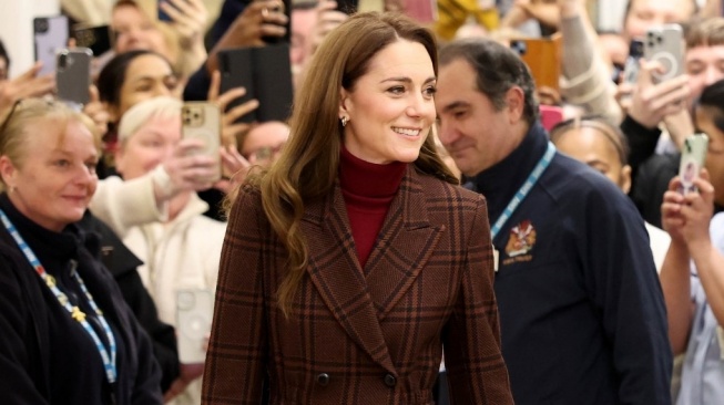 Harga Anting Kate Middleton Saat Kunjungi RS Kanker: Warisan Putri Diana yang Hidup Kembali