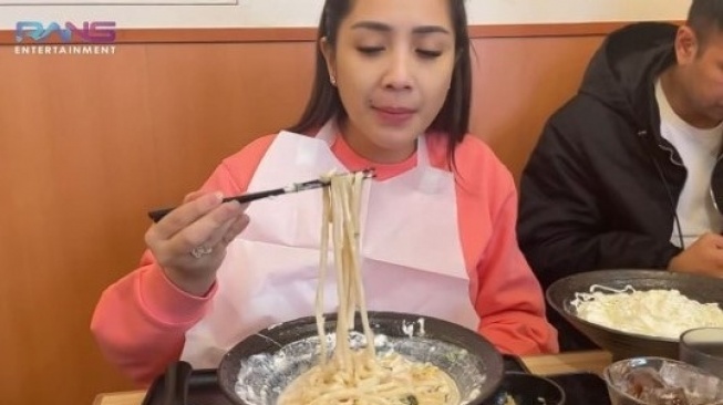 Nagita Slavina diduga santap udon non halal di Jepang (YouTube/RANS Entertainment)