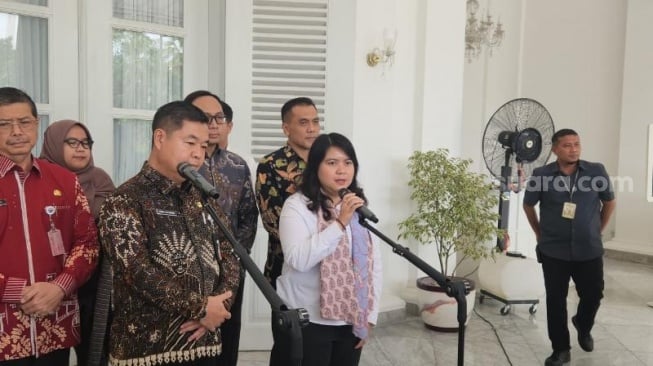 Tim Transisi Gubernur dan Wakil Gubernur terpilih, Pramono Anung-Rano Karno menemui Penjabat (Pj) Gubernur DKI Jakarta Teguh Setyabudi di Balai Kota DKI, Kamis (16/1/2025). (Suara.com/Fakhri)