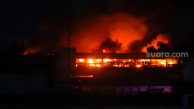 Penampakan Gedung Glodok Plaza yang terbakar di Jakarta, Kamis (16/1/2025) dini hari [Suara.com/Alfian Winanto]