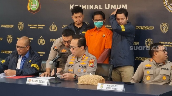 Pelaku penusukan artis Sandy Permana, Nanang Irawan atau Nanang Gimbal dalam giat rilis di Mapolda Metro Jaya, Jakarta, Kamis (16/1/2025) [Suara.com/Adiyoga Priyambodo].