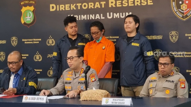 Pelaku penusukan artis Sandy Permana, Nanang Irawan atau Nanang Gimbal dalam giat rilis di Mapolda Metro Jaya, Jakarta, Kamis (16/1/2025) [Suara.com/Adiyoga Priyambodo].