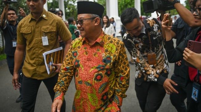 Menteri Pendidikan Dasar dan Menengah Abdul Mu'ti (tengah) berjalan untuk mengikuti rapat terbatas kabinet bersama Presiden Prabowo Subianto di kompleks Istana Kepresidenan, Jakarta, Jumat (17/1/2025). [ANTARA FOTO/Aditya Pradana Putra/tom]