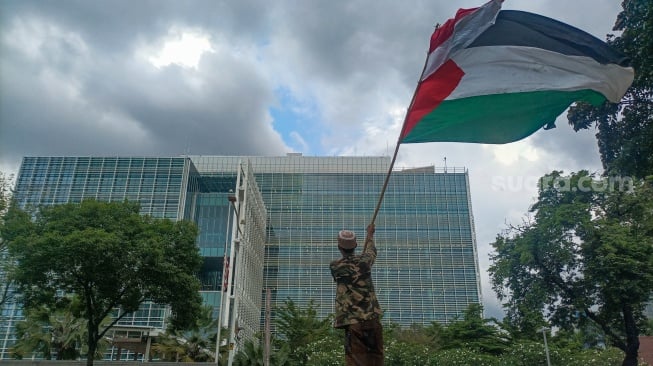 Pengunjuk rasa menggelar aksi solidaritas mendukung Palestina di depan Kedutaan Besar Amerika Serikat, Jakarta, pada Jumat (17/1/2024). [Suara.com/Alfian Winanto]