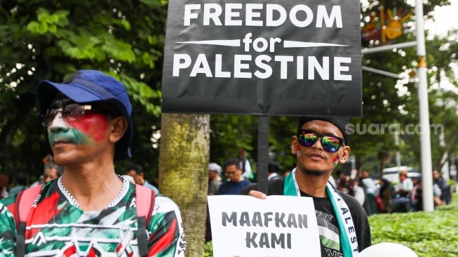 Pengunjuk rasa menggelar aksi solidaritas mendukung Palestina di depan Kedutaan Besar Amerika Serikat, Jakarta, pada Jumat (17/1/2024). [Suara.com/Alfian Winanto]