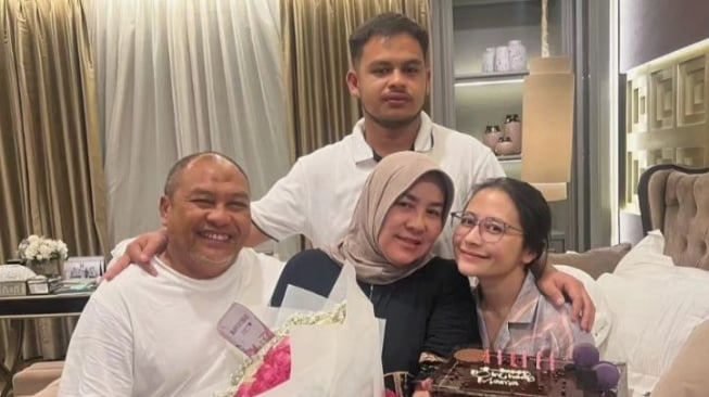 Potret Prilly Latuconsina dan orang tua. [Instagram]