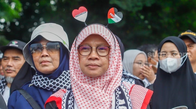 Pengunjuk rasa menggelar aksi solidaritas mendukung Palestina di depan Kedutaan Besar Amerika Serikat, Jakarta, pada Jumat (17/1/2024). [Suara.com/Alfian Winanto]