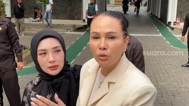 Shella Saukia dan Fitri Salhuteru di kantor BPOM, Salemba, Jakarta, Jumat (17/1/2025). [Suara.com/Adiyoga Priyambodo]