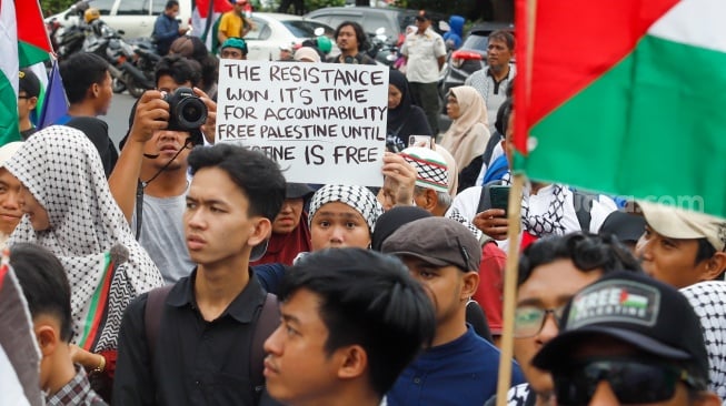 Pengunjuk rasa menggelar aksi solidaritas mendukung Palestina di depan Kedutaan Besar Amerika Serikat, Jakarta, pada Jumat (17/1/2024). [Suara.com/Alfian Winanto]