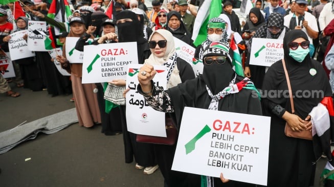 Pengunjuk rasa menggelar aksi solidaritas mendukung Palestina di depan Kedutaan Besar Amerika Serikat, Jakarta, pada Jumat (17/1/2024). [Suara.com/Alfian Winanto]