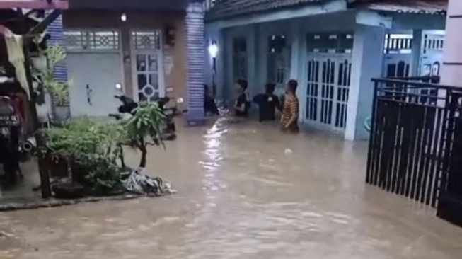 Tragis! 1 Warga Bandar Lampung Tewas Tersetrum & Hanyut Saat Banjir