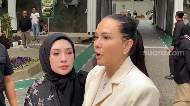 Shella Saukia dan Fitri Salhuteru di kantor BPOM, Salemba, Jakarta, Jumat (17/1/2025). [Suara.com/Adiyoga Priyambodo]