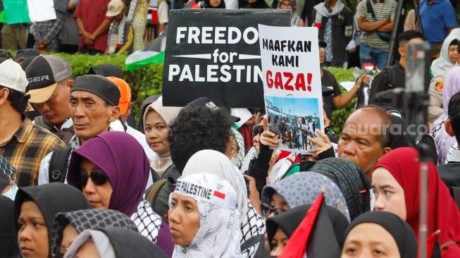 Pengunjuk rasa menggelar aksi solidaritas mendukung Palestina di depan Kedutaan Besar Amerika Serikat, Jakarta, pada Jumat (17/1/2024). [Suara.com/Alfian Winanto]