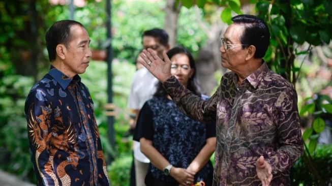 Foto pertemuan Jokowi dan Sultan Hamengkubuwono X. [X/@SantorinisSun]