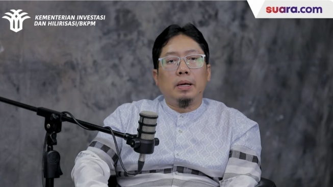 Dendy Apriandi, Direktur Deregulasi Penanaman Modal Kementerian Investasi dan Hilirisasi/BKPM saat berbincang di Podcast on the Go (YouTube Suara.com/screenshot)