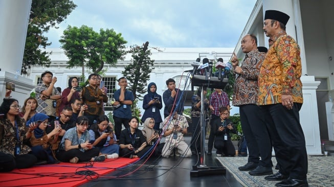 Kepala Badan Gizi Nasional (BGN) Dadan Hindayana (kedua kanan) dan Menteri PPN/Kepala Bappenas Rachmat Pambudy (kanan) menyampaikan keterangan kepada wartawan usai rapat terbatas kabinet bersama Presiden Prabowo Subianto di kompleks Istana Kepresidenan, Jakarta, Jumat (17/1/2025). [ANTARA FOTO/Aditya Pradana Putra/tom]