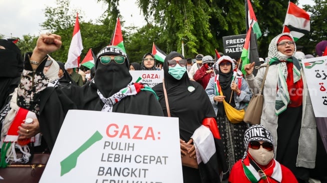 Pengunjuk rasa menggelar aksi solidaritas mendukung Palestina di depan Kedutaan Besar Amerika Serikat, Jakarta, pada Jumat (17/1/2024). [Suara.com/Alfian Winanto]