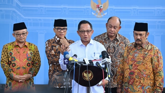 Menteri Dalam Negeri Muhammad Tito Karnavian (tengah) bersama Menteri Desa dan Pembangunan Daerah Tertinggal Yandri Susanto (kedua kiri), Menteri Pendidikan Dasar dan Menengah Abdul Mu'ti (kiri), Menteri PPN/Kepala Bappenas Rachmat Pambudy (kanan), dan Kepala Badan Gizi Nasional (BGN) Dadan Hindayana (kedua kanan) menyampaikan keterangan kepada wartawan usai rapat terbatas kabinet bersama Presiden Prabowo Subianto di kompleks Istana Kepresidenan, Jakarta, Jumat (17/1/2025). [ANTARA FOTO/Aditya Pradana Putra/tom]