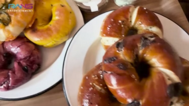 Menu bagel yang dipesan Nagita Slavina di Korea. (YouTube/Rans Entertainment)