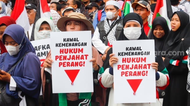 Pengunjuk rasa menggelar aksi solidaritas mendukung Palestina di depan Kedutaan Besar Amerika Serikat, Jakarta, pada Jumat (17/1/2024). [Suara.com/Alfian Winanto]