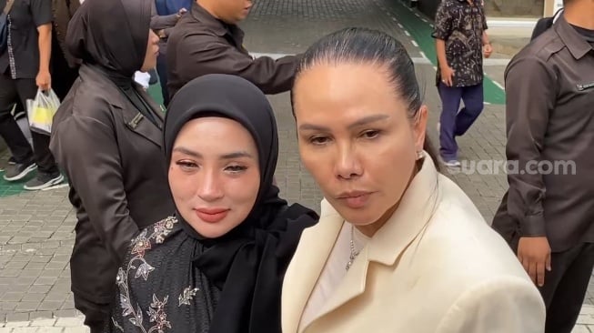 Shella Saukia dan Fitri Salhuteru di kantor BPOM, Salemba, Jakarta, Jumat (17/1/2025). [Suara.com/Adiyoga Priyambodo]