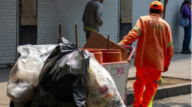 Pahlawan Tak Berjubah: Menghargai Jasa Tukang Sampah