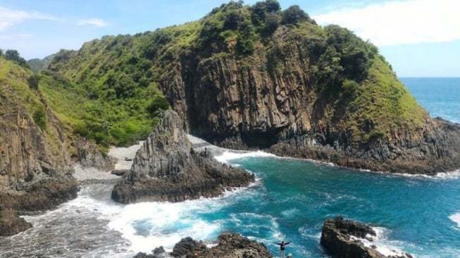 Menyaksikan Keindahan Pantai Semeti dari Atas Batu Karang Kryptonite