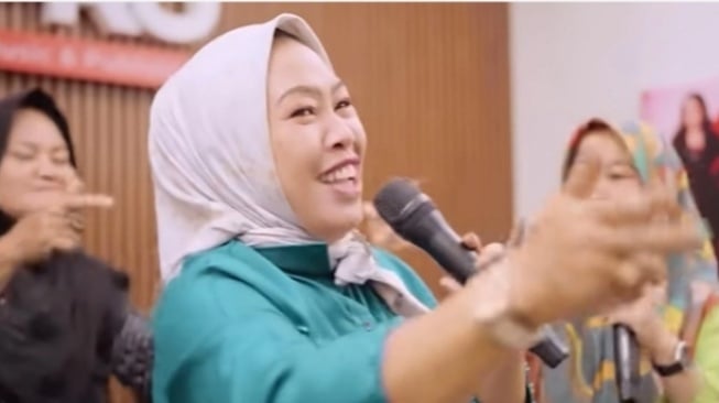 Sosok Susilawati: Viral Nyanyikan Lagu 'Waktu Ku Kecil', Kini Alami Dugaan Penipuan Honor Kerja