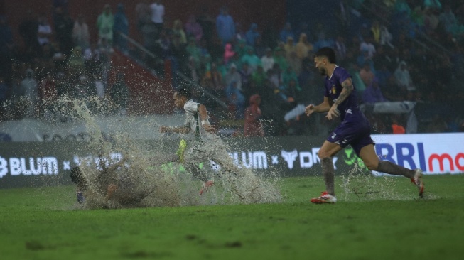 Persik Kediri vs PSS Sleman Bak Bermain di Sawah, Netizen: Selokan di Tengah Lapangan!