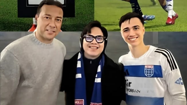 Asisten pelatih Patrick Kluivert di Timnas Indonesia, Denny Landzaat (kiri) bertemu dengan pemain keturunan milik PEC Zwolle, Eliano Reijnders (kanan). [Dok. Instagram/@nusantara.ballers]