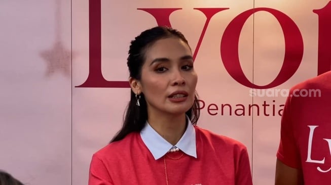 Marsha Timothy dalam jumpa pers film Lyora: Penantian Buah Hati di kawasan Kemang Timur, Jakarta, Jumat (17/1/2025). [Suara.com/Adiyoga Priyambodo]