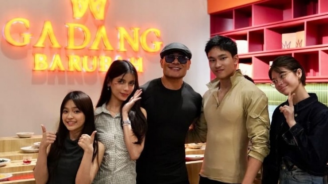 Azka Corbuzier dan keluarga datangi grand opening restoran Padang (Instagram/@mastercorbuzier)