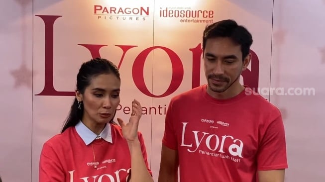 Marsha Timothy dan Darius Sinathrya dalam jumpa pers film Lyora: Penantian Buah Hati di kawasan Kemang Timur, Jakarta, Jumat (17/1/2025). [Suara.com/Adiyoga Priyambodo]