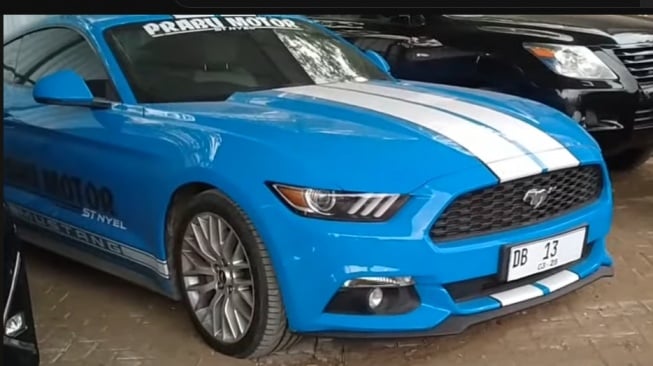 Ford Mustang di parkiran Gus Iqdam (Youtube)