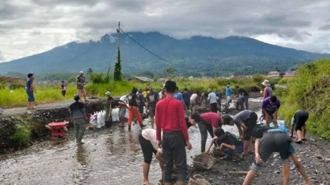 Warga dan Santri Gotong Royong Perbaiki Jalan Rusak Akibat Banjir Lahar Dingin di Agam