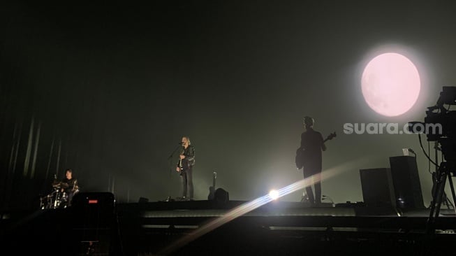 Konser Cigarettes After Sex sukses digelar di Beach City International Stadium, Ancol, Jakarta Utara pada Jumat (17/1/2025) malam. [Suara.com/Sumarni]