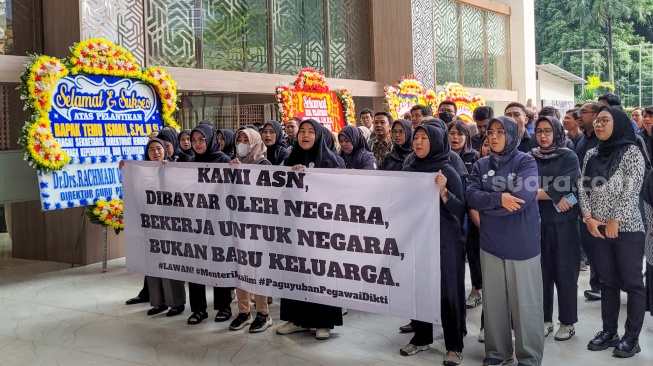 Sejumlah aparatur sipil negara (ASN) Direktorat Jenderal Pendidikan Tinggi (Ditjen Dikti) Kementerian Pendidikan Tinggi, Sains, dan Teknologi (Kemdiktisaintek) membentangkan spanduk saat berunjuk rasa di Kantor Kemdiktisaintek, Jakarta, Senin (20/1/2025). [ANTARA FOTO/Sean Filo Muhamad/app/tom]