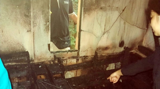 Rumah istri yang dibakar suaminya di Kecamatan Puspahiang, Kabupaten Tasikmalaya, Jawa Barat. Foto: Istimewa