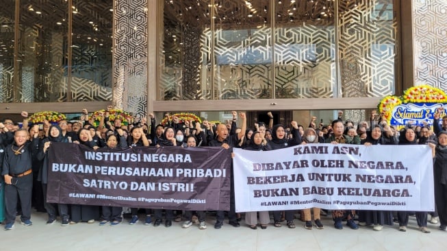 Sejumlah aparatur sipil negara (ASN) Direktorat Jenderal Pendidikan Tinggi (Ditjen Dikti) Kementerian Pendidikan Tinggi, Sains, dan Teknologi (Kemdiktisaintek) membentangkan spanduk saat berunjuk rasa di Kantor Kemdiktisaintek, Jakarta, Senin (20/1/2025). [ANTARA FOTO/Sean Filo Muhamad/app/tom]