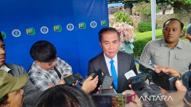 Pj Gubernur Jabar Bey Triadi Machmudin memberikan keterangan di Kampus ITB Bandung, Jawa Barat, Senin (20/1/2025). (ANTARA/Ricky Prayoga)