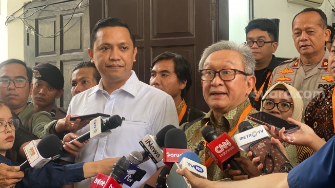 Kuasa Hukum Sekjen PDIP Hasto Kristiyanto, Maqdir Ismail (kanan) di PN Jakarta Selatan. (Suara.com/Faqih)