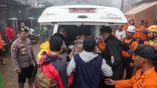 Petugas mengangkat korban luka bencana longsor untuk dievakuasi ke rumah sakit di Kecamatan Petungkriyono, Kabupaten Pekalongan, Jawa Tengah, Selasa (21/1/2025). [ANTARA FOTO/Harviyan Perdana Putra/nym]